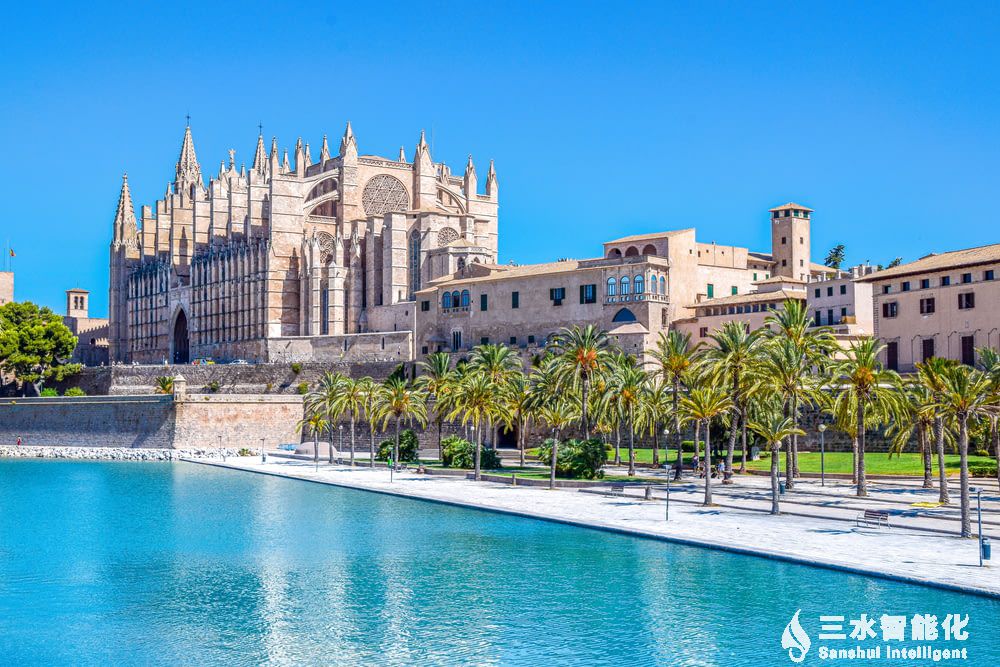 降低能源消耗,降低維護成本,智能建筑中的樓宇自動化系統解決建筑管理痛點!(圖1) brown concrete building near body of water during_y.jpg